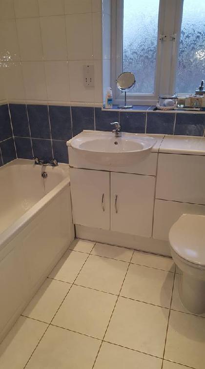 A bathroom with a bathtub